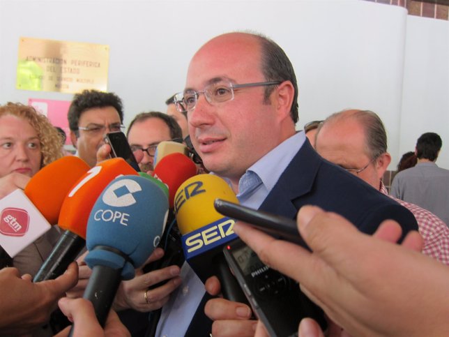 Pedro Antonio Sánchez atiende a los medios tras recoger credenciales.