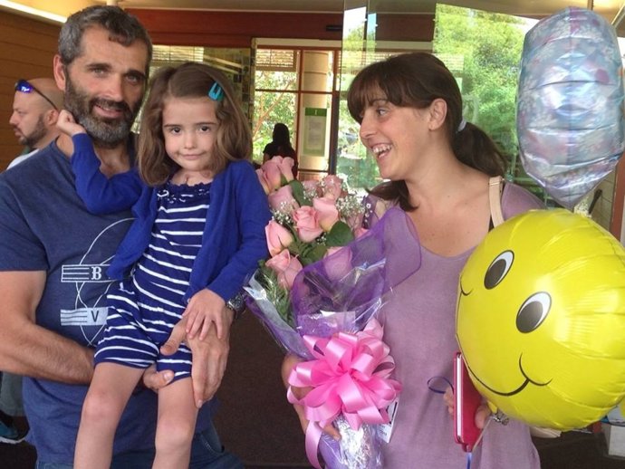 La pequeña Nayra recibe el alta 