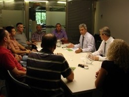 El conseller de Agricultura, Jordi Ciuraneta, con los agentes rurales