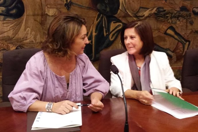 Sánchez Rubio (dcha.) habla con la alcaldesa de Córdoba