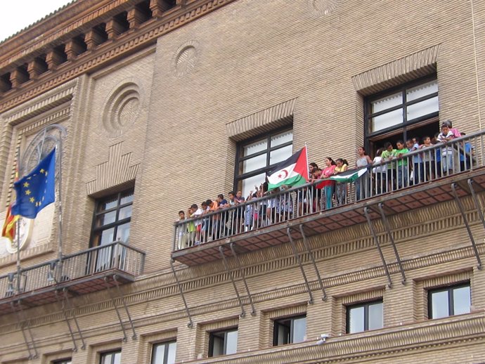 Niños saharauis en el balcón del Ayuntamiento