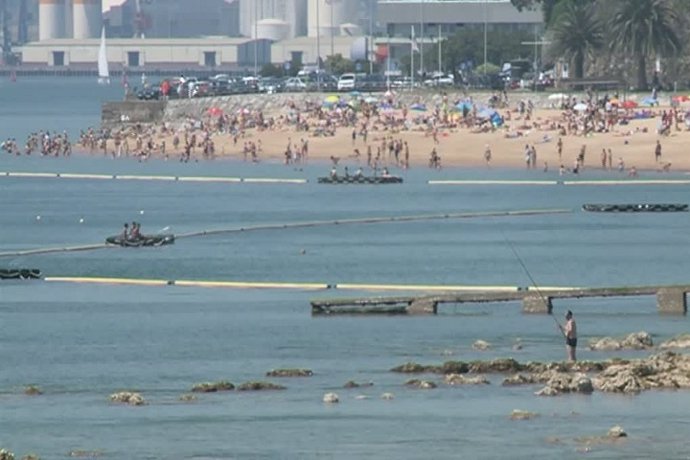 Los santanderinos disfrutan del calor en la Magdalena