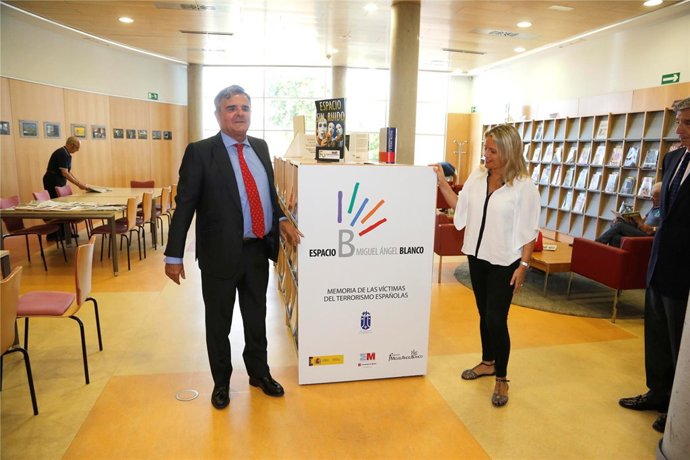 Narciso de Foxá y Mari Mar Blanco durante la exposición