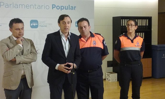 Escobar, Hernando y Fuente presentan en el Congreso la Ley de Protección Civil