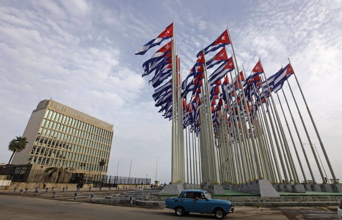 Banderas cubanas frente a la sección de Interesses de EEUU en La Habana