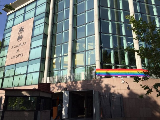 La bandera LGTB en la Asamblea de Madrid
