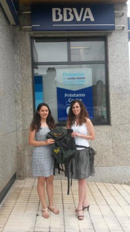 La joven cántabra recibe su equipo de expedición