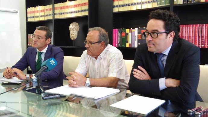 Jiménez (centro), entre los abogados