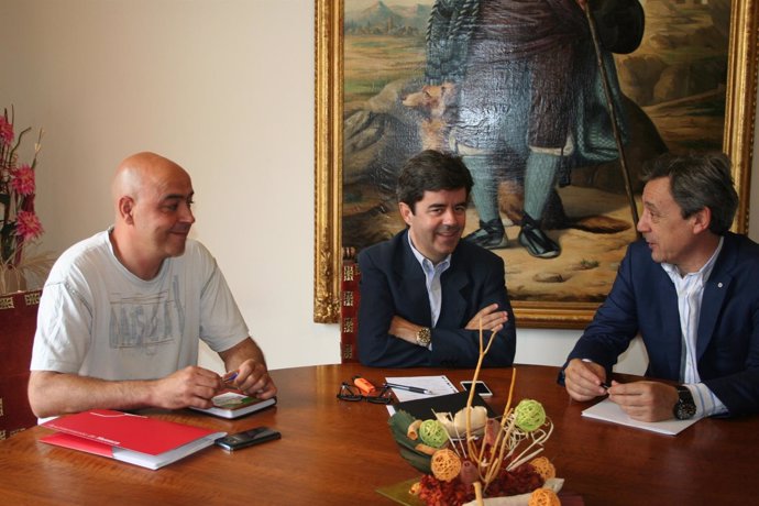 Reunión del alcalde con el presidente de CEOS-Cepyme Huesca.