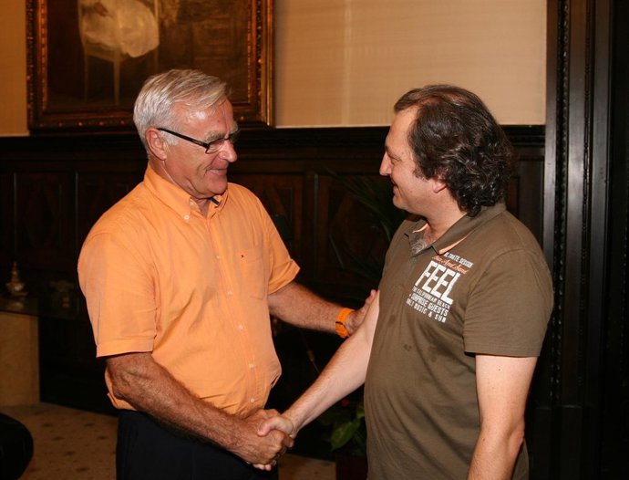El alcalde Joan Ribó recibe a un ciudadano.
