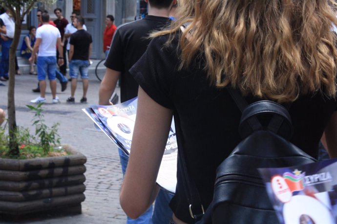 Una chica con propaganda de SYRIZA 