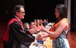El pte.A. Mas entrega el diploma de Eserp a una estudiante graduada.