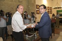 Monago entrega a Vara el informe de transición entre gobiernos