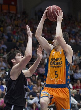 Pau Ribas jugando contra el Dominion Bilbao Basket.