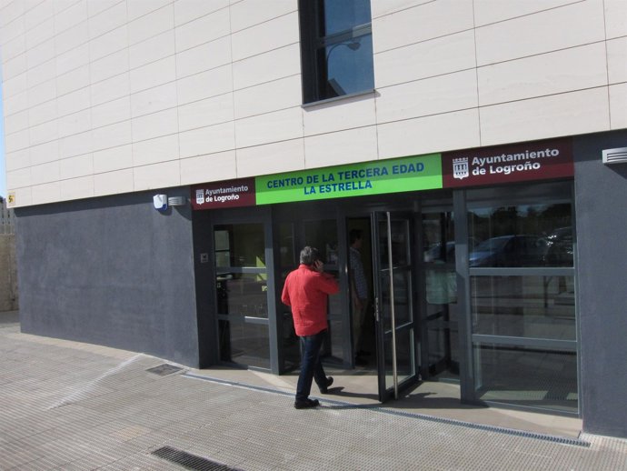 Puerta del nuevo centro de mayores de La Estrella