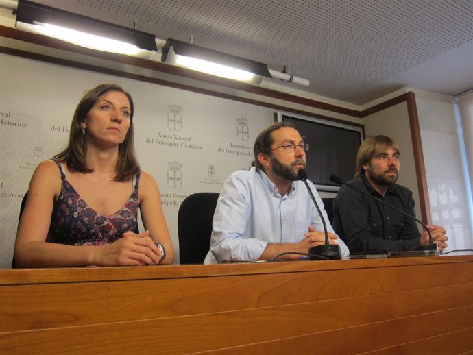 Lucía Montejo, Emilio León y Dani Ripa, en rueda de prensa. 