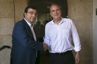 Monago y Vara destacan la "normalidad" en su transición entre gobiernos