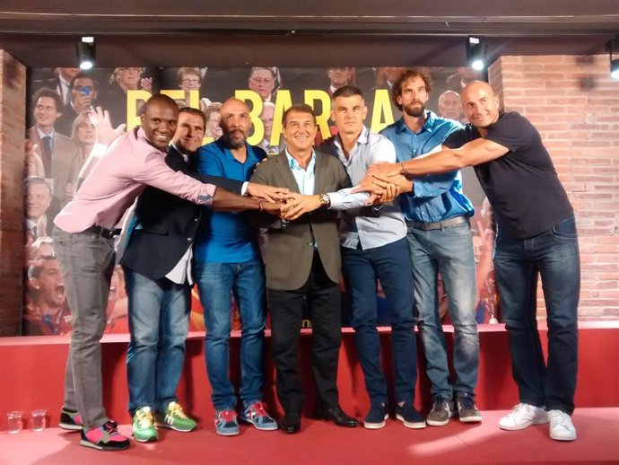 Joan Laporta con Abidal, Cairo, Rodríguez, Masip, Grimau y Esteller