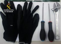 Detenidas tres personas por robos en comercios y en un Instituto