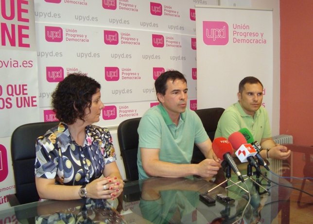 Herzog (c), en rueda de prensa.