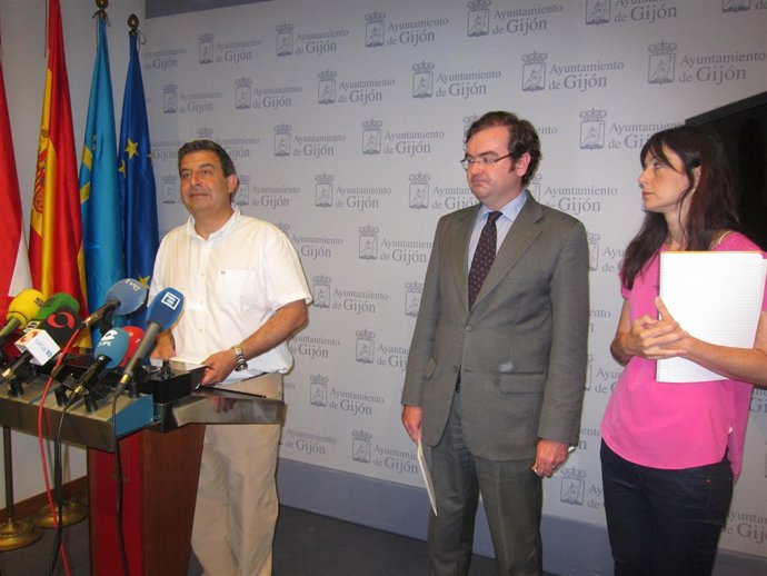Aparicio, Cachero y Braña, en rueda de prensa. 