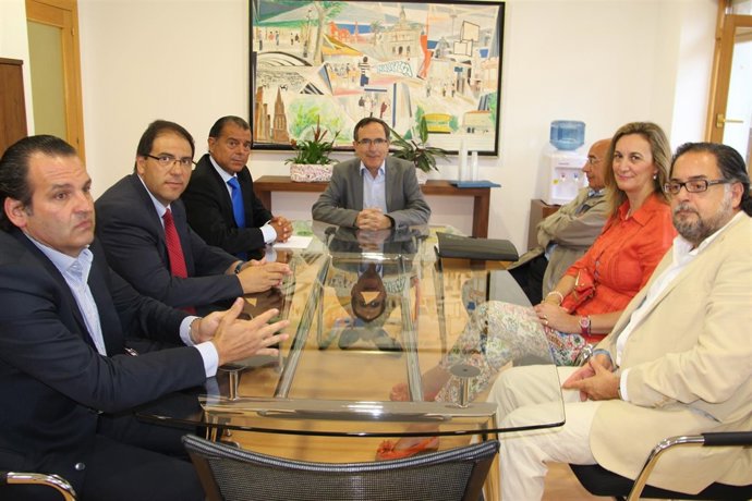 El alcalde y miembros de Cámara de Comercio