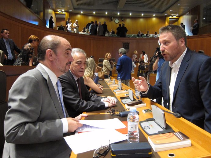 Soro (CHA) hablando con Lambán (PSOE)