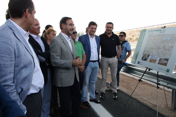 López observa las características de la Autovía del Almanzora