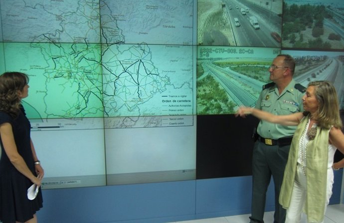 La Subdelegada del Gobierno en Sevilla, Felisa Panadero, acompañada por la Jefa