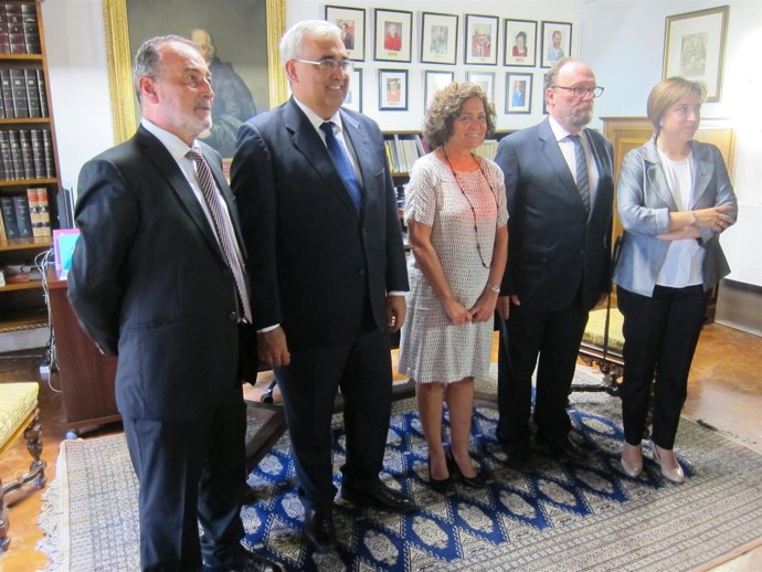El consejero junto al anterior y nueva rectora y los delegados en Granada.