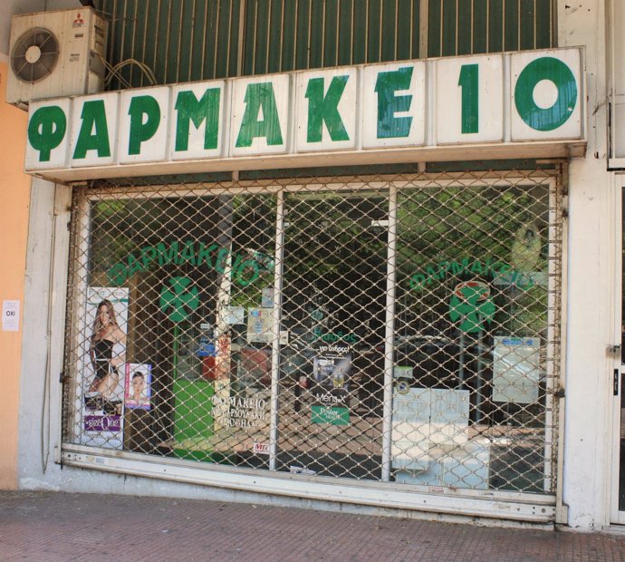 Una farmacia griega cerrada