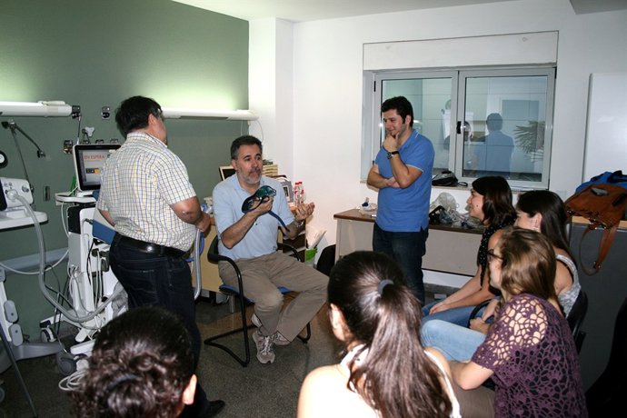 El Dr. Pons durante una sesión práctica del curso