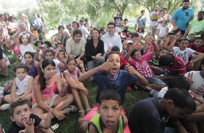 La alcaldesa, entre Rafael del Castillo y Pedro García, con los niños saharauis