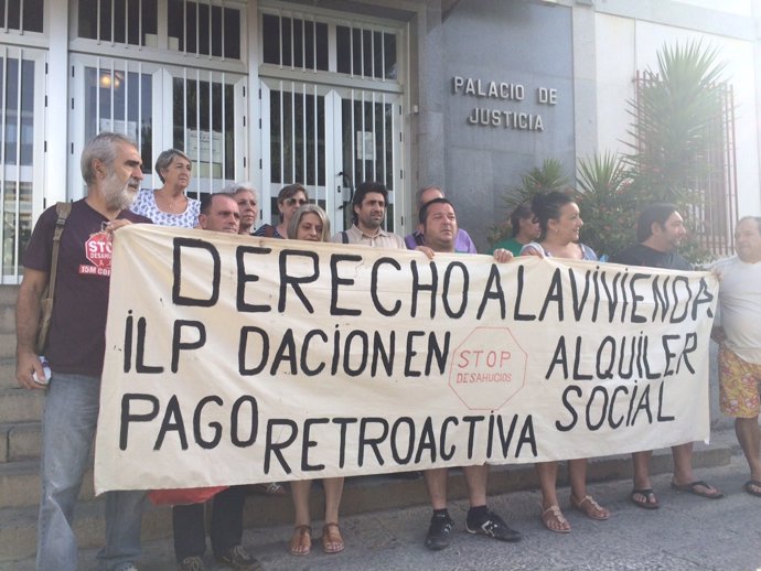 Del Castillo(centro) y miembros de Stop Desahucios ante la Audiencia Provincial