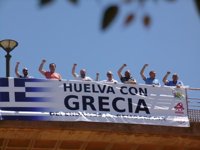 Izquierda Unida y el PCA despliegan en Huelva una pancarta de apoyo al pueblo griego