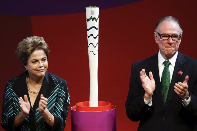 Rousseff presenta la antorcha olímpica de Río 2016