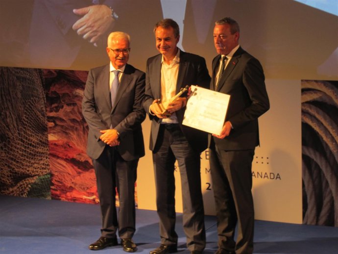 Zapatero recibiendo el premio en Motril.