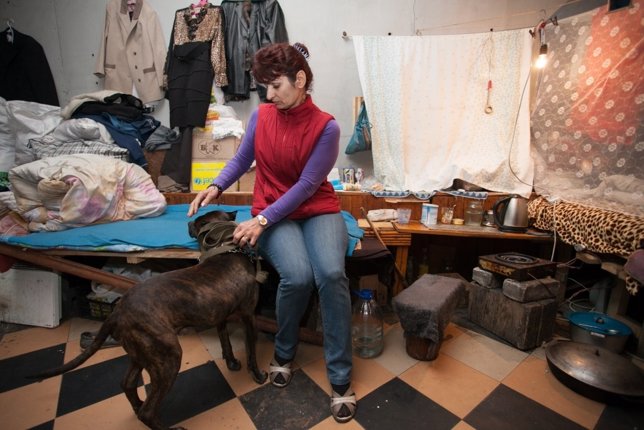 Mujer en un refugio en Ucrania