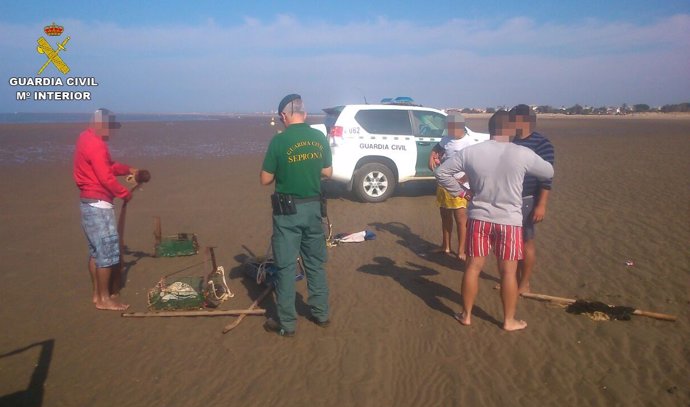 Marisqueo ilegal en Isla Canela (Huelva)