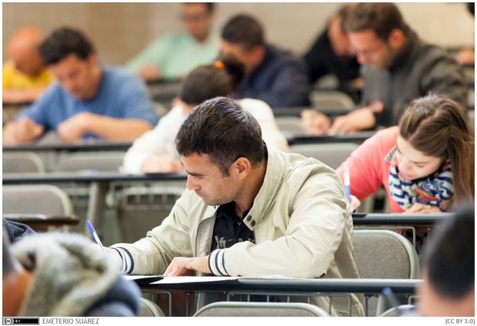 Alumnos haciendo un examen en la ULL