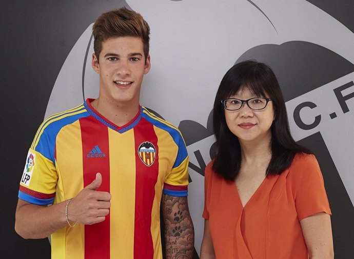 Santi Mina firma como nuevo jugador del Valencia