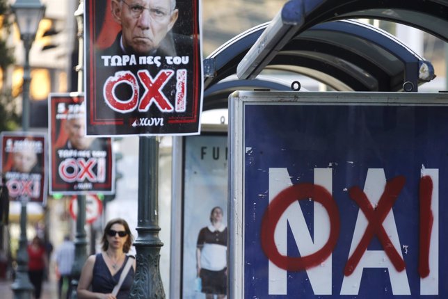 Carteles a favor del 'Sí' (Nai) y 'No' (Oxi) en el referéndum de Grecia