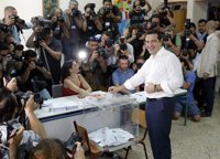 Tsipras deposita su voto en Atenas: "La democracia va a vencer al miedo"
