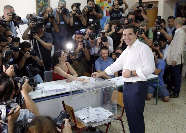 El primer ministro griego, Alexis Tsipras vota en el referéndum