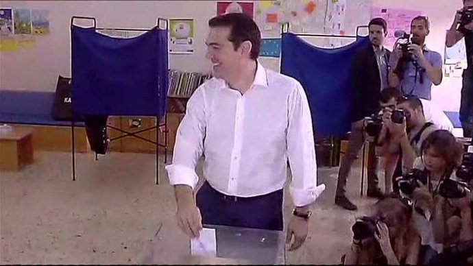 Tsipras vota en el referéndum de 2015