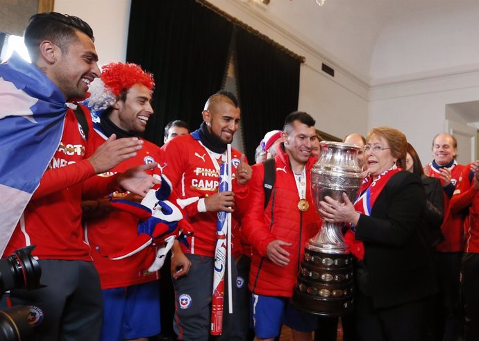 Bachelet recibe a la selección de Chile tras ganar la Copa América