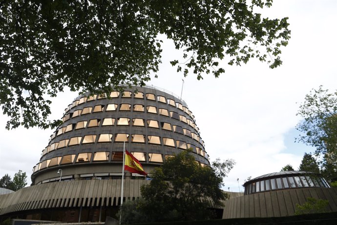 La bandera de España ondea en el Tribunal Constitucional