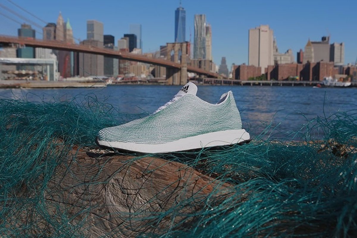 Estas zapatillas Adidas están hechas al 100% con basura del mar