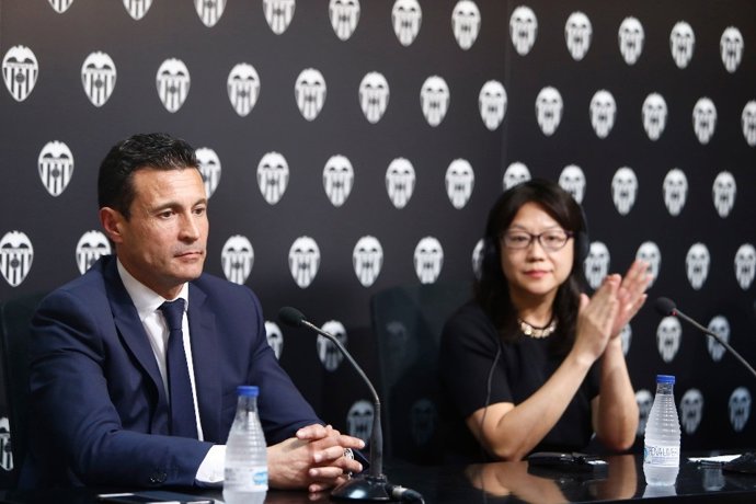 Amadeo Salvo con Layhoon Chan en una rueda de prensa del Valencia CF