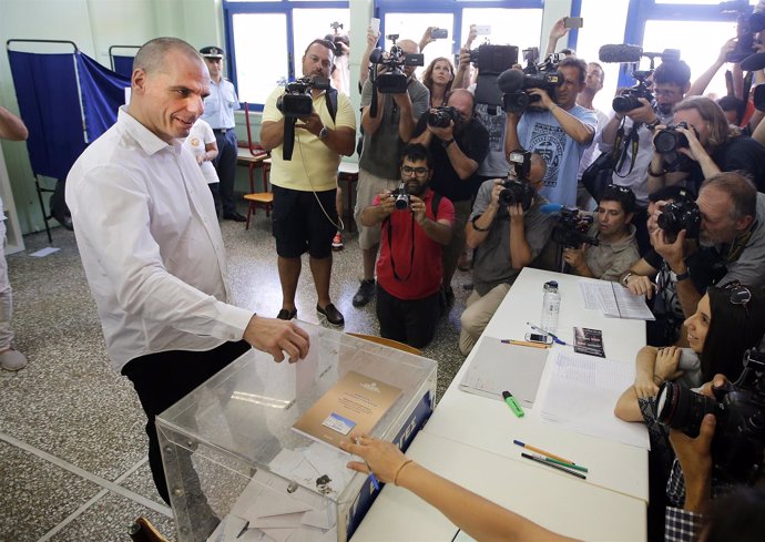 Yanis Varoufakis vota en el referéndum 